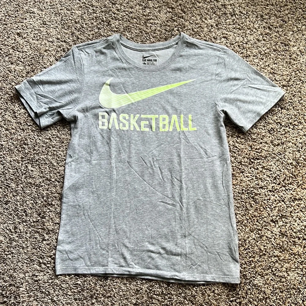 Nike Basketball Shirts, Men’s Size S, lot of 4 shirts